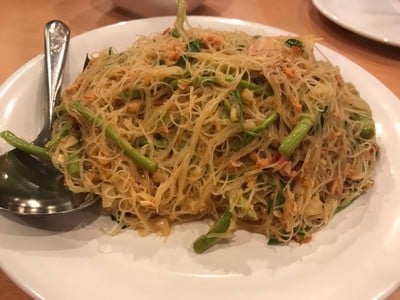 เส้นหมี่ผัดกระเฉด