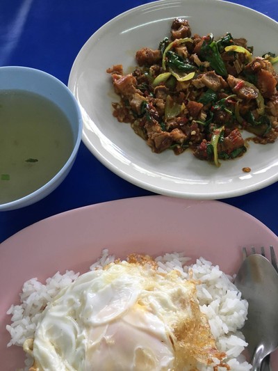 กรพเพราหมูกรอบ ไข่ดาว ข้าวเปล่า + น้ำซุป