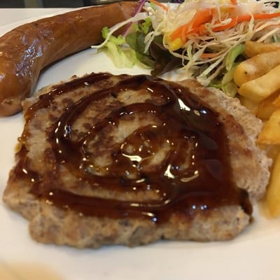 สเต๊กหมูหมักซอสพริกไทยดำและไส้กรอกหมู