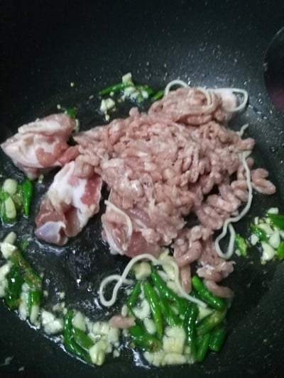 วิธีทำ หมี่เหลืองผัดกระเพรา