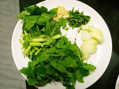 วิธีทำ หมี่เหลืองผัดกระเพรา