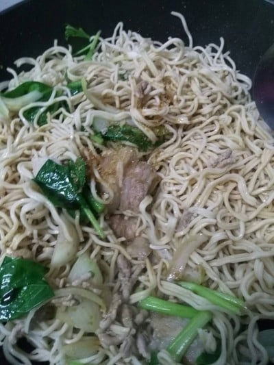 วิธีทำ หมี่เหลืองผัดกระเพรา