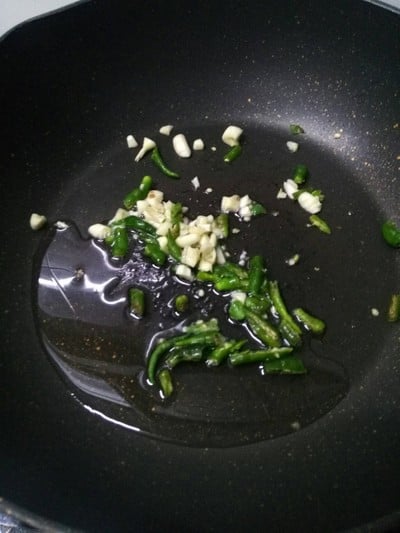 วิธีทำ หมี่เหลืองผัดกระเพรา