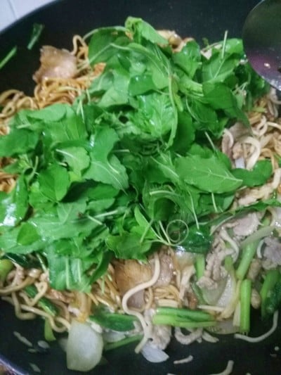 วิธีทำ หมี่เหลืองผัดกระเพรา