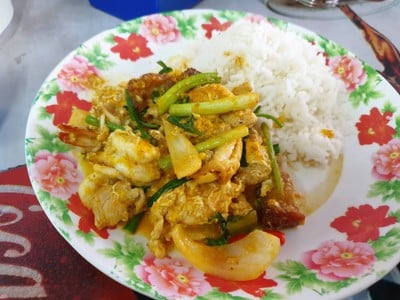 ข้าวราดทะเลรวมมิตรผัดผงกระหรี่