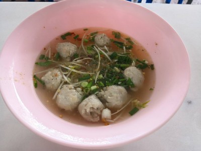 เกาเหลาต้มยำลูกชิ้นเอ็นหมู