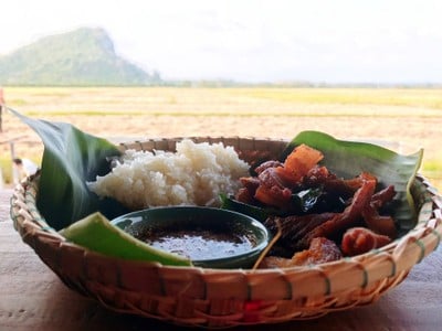 ข้าวเหนียวหมูทอด อร่อย ฟินนนนนนเวอร์