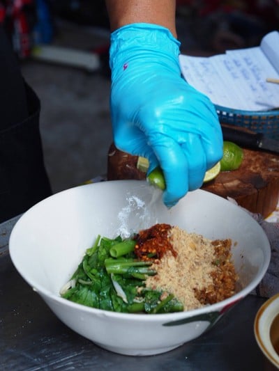 ป้าแกใช้มะนาวสดๆ เป็นลูกๆ ไม่มีหวง บีบเอาบีบเอา