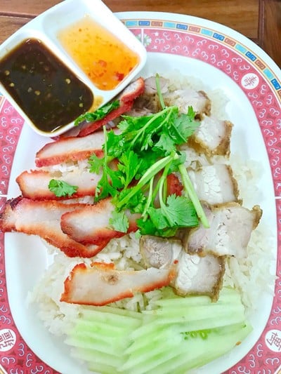 ข้าวหมูกรอบ หมูแดง