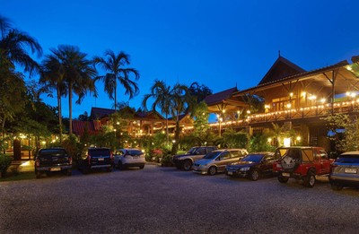 ไอสเต๊กแอนด์บ้านขนม สี่แยกโรงเจนาเกลือ(มูลนิธิสว่างบริบูรณ์นาเกลือ)