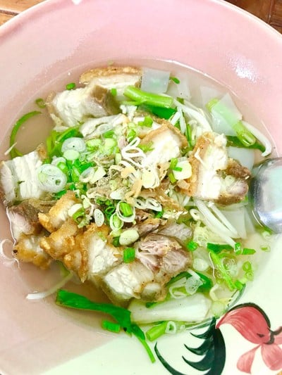 เส้นใหญ่น้ำใสหมูกรอบ