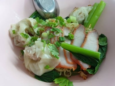 บะหมี่แห้งเกี๊ยวหมูแดง