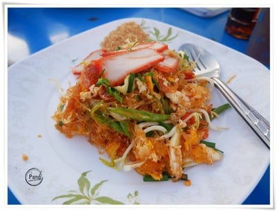 ผัดไทยเส้นเล็กหมูแดง