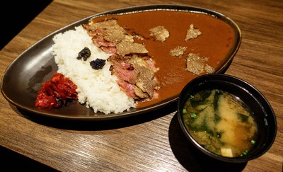 ข้าวแกงกะหรี่สูตรพิเศษของทางร้านพร้อมเนื้อคาโกชิมะวากิว A5