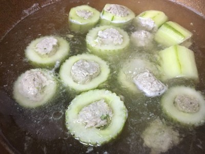 วิธีทำ ต้มจืดแตงกวายัดไส้หมูสับ วิธีทำ ต้มจืดแตงกวายัดไส้หมูสับ