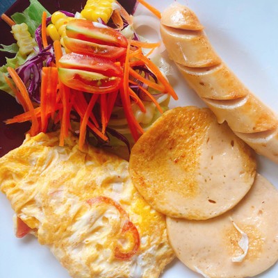 อาหารเช้าออมเล็ต ไส้กรอก แฮม สลัด