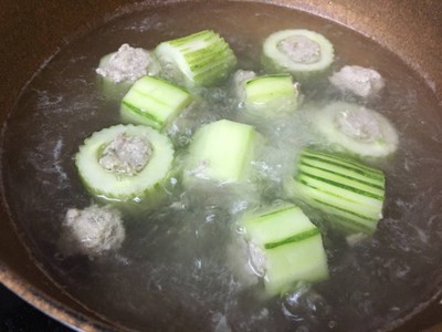 วิธีทำ ต้มจืดแตงกวายัดไส้หมูสับ วิธีทำ ต้มจืดแตงกวายัดไส้หมูสับ