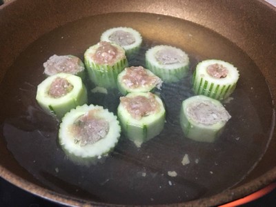 วิธีทำ ต้มจืดแตงกวายัดไส้หมูสับ วิธีทำ ต้มจืดแตงกวายัดไส้หมูสับ