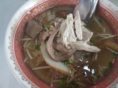 ก๋วยเตี๋ยวไก่ร้านนก By โก้-ธีรศักดิ์