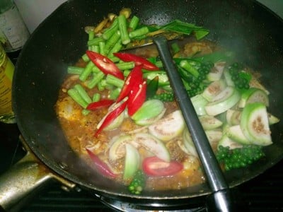 วิธีทำ ผัดเครื่องแกงกุ้งสด (สูตรปักษ์ใต้)