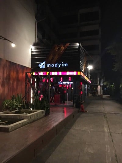 สถานบันเทิงมดยิ้ม