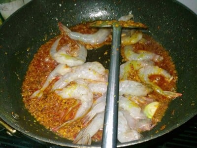 วิธีทำ ผัดเครื่องแกงกุ้งสด (สูตรปักษ์ใต้)
