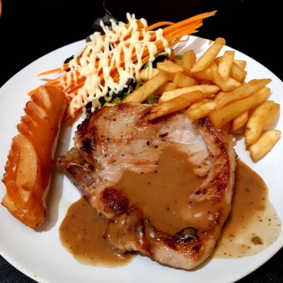 สเต็กหมูพริกไทยดำ+ไส้กรอกรมควัน