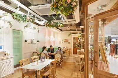 บรรยากาศ A Lot Of Love Eight Thonglor