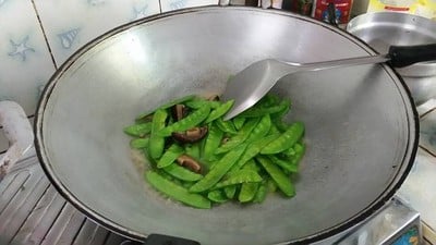 วิธีทำ ผัดถั่วลันเตาเห็ดหอมเจ