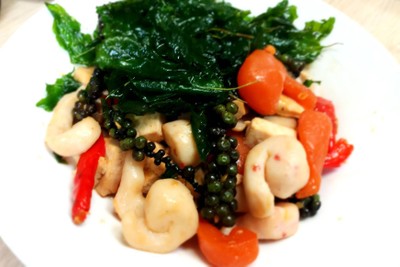 วิธีทำ กุ้งผัดขี้เมากะเพรากรอบ "เจ"