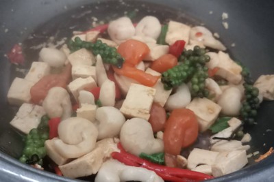 วิธีทำ กุ้งผัดขี้เมากะเพรากรอบ "เจ"