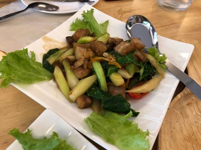 คะน้าหมูกรอบ