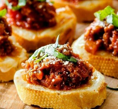 คานาเป้ ขนมปังราดซอสเนื้อ / หมู