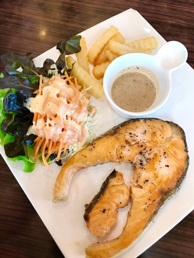 สเต็กปลาแซลมอนซอสพริกไทยดำ 195-