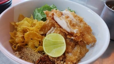 บะหมี่ไก่กรอบลาดหญ้า Platform Wongwianyai