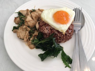 กะเพราอกไก่นุ่ม(กับข้าว)