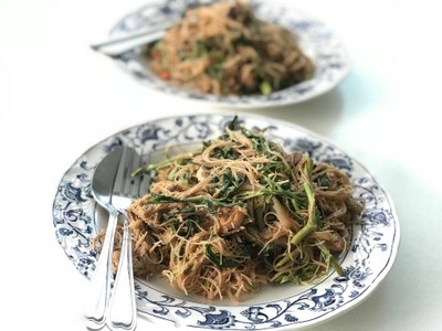 ผัดหมี่กระเฉดเจ