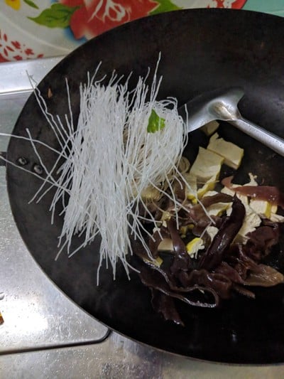 วิธีทำ ผัดวุ้นเส้นเต้าหู้เหลือง