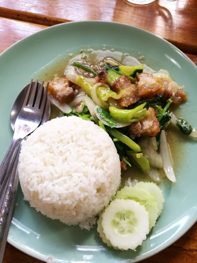 คื่นฉ่ายผัดหมูกรอบราดข้าว