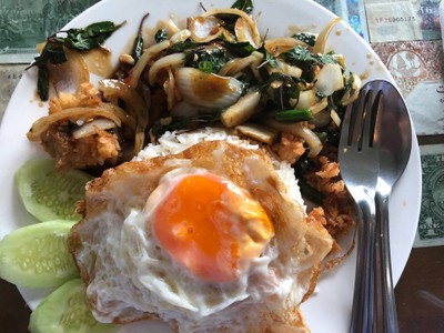 กะเพราไก่กรอบไข่ดาว