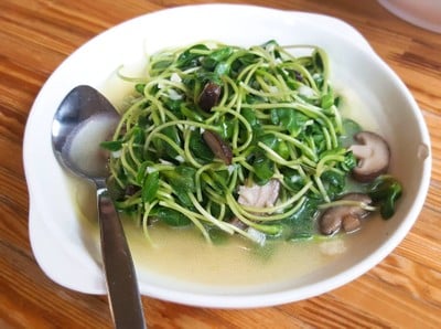 ผัดต้นอ่อนทานตะวันเห็ดหอมสด