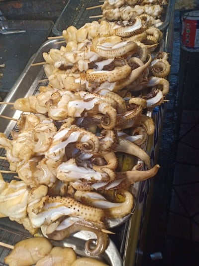 ชัยปลาหมึกย่าง หน้าร้านมนต์นมสด