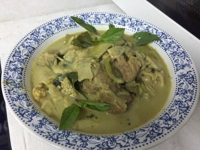 แกงเขียวหวานกระดูกหมูหน่อไม้หวาน แกงเขียวหวานกระดูกหมูหน่อไม้หวาน