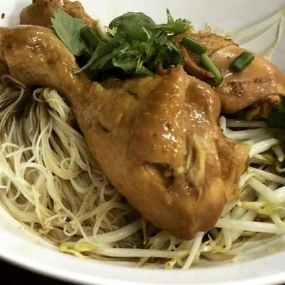 บะมี่แห้งน่องไก่ตุ๋น
