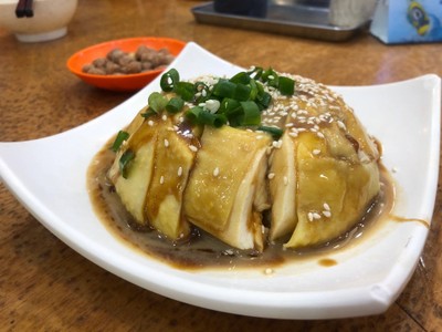 ไก่นึ่งราดซอสถั่ว