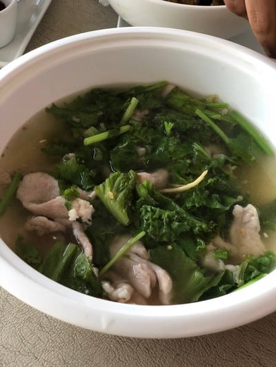 นี่คือ มีหมูซ่อนอยู่ในผักอีกเยอะนะคะ 40 บาท ซุปอร่อยมาก