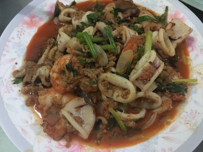 กุ้งปลาหมึกผัดผงกระหรี่