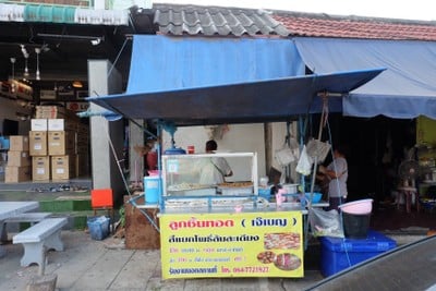 หน้าร้าน ลูกชิ้นทอดเจ๊เบญ