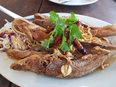 ปลาเนื้ออ่อน ราดซอสมะขาม 220฿