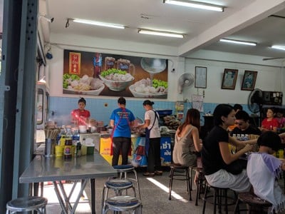 บรรยากาศ รุ่งเรือง (ตั๋ง) ก๋วยเตี๋ยวหมู สุขุมวิท26 เจ้าเก่า สุขุมวิท 26